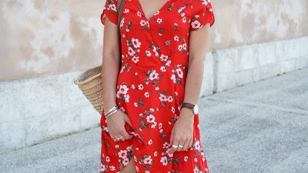 robe rouge cache coeur imprimé fleur
