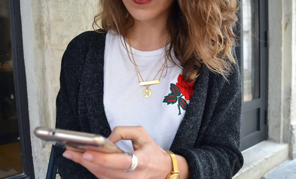 tshirt broderie rose collier or initial onecklace