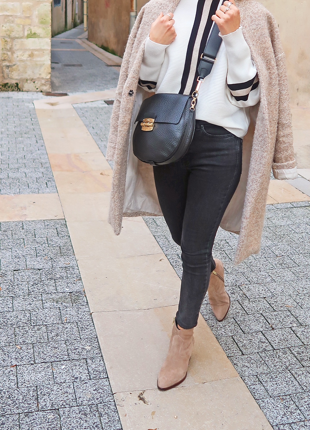 look couleur nude pull blanc rayures sport SheIn boots camel Ash La Rochelle